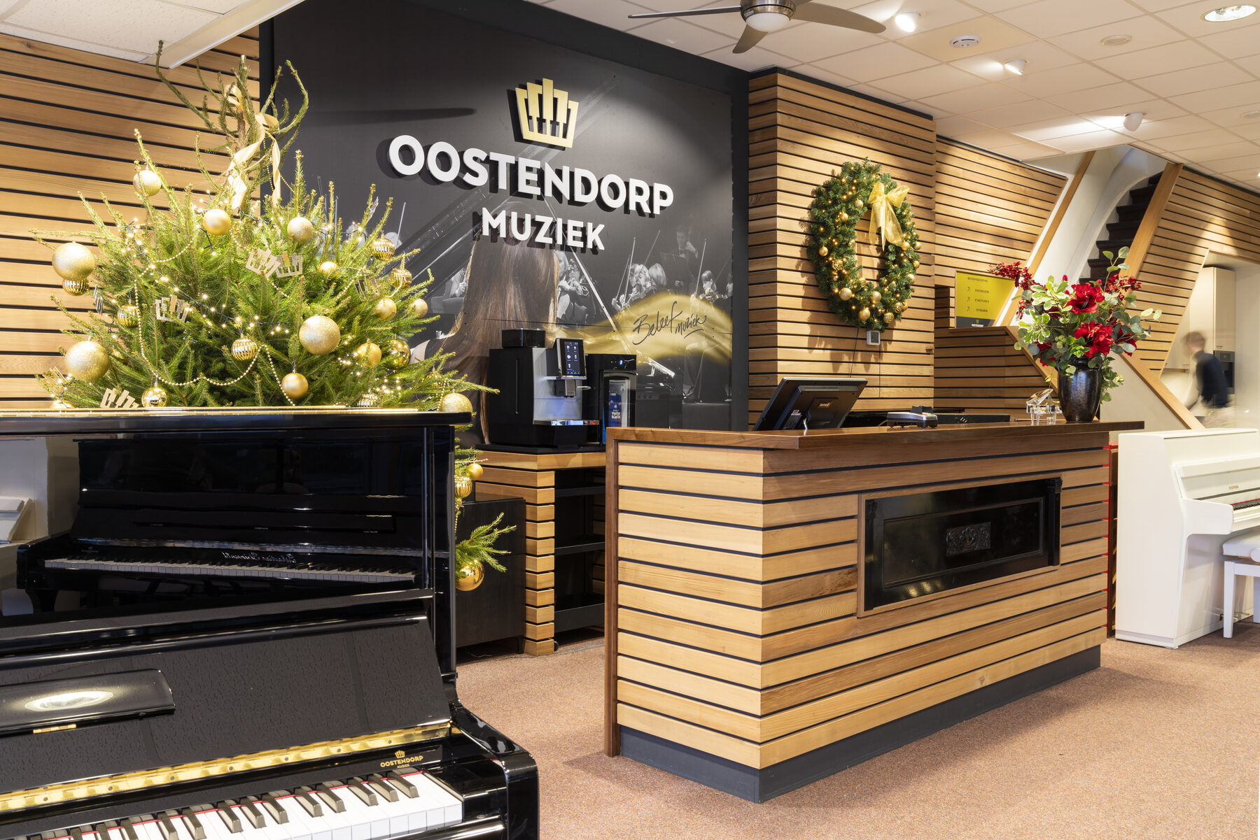 Balie en logo-muur Oostendorp Muziek Wezep